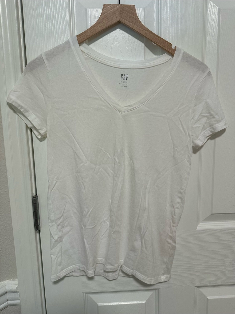 GAP Women V-Neck Short Sleeve Tee in White